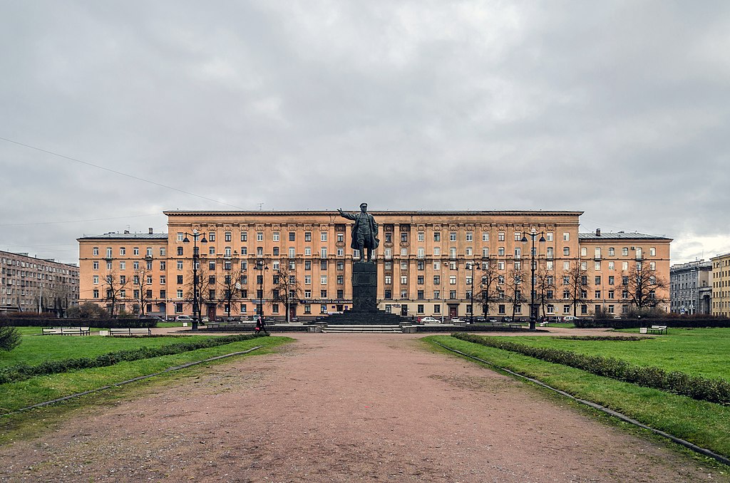 Кировская площадь в Санкт-Петербурге