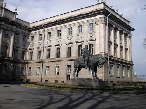 Памятник Александру III перед восточным фасадом дворца