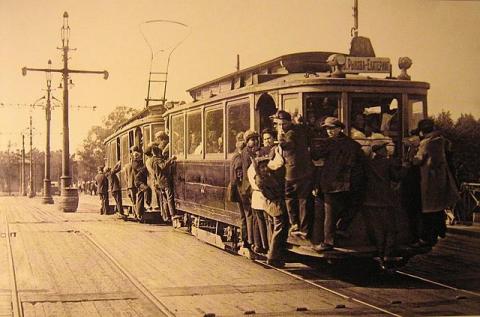 Переполненный трамвай с зацеперами в 1933 году