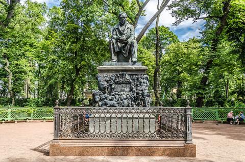 Памятник Крылову в Летнем саду