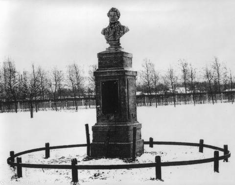 Первый памятник на месте дуэли Пушкина